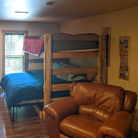Butler Cabin On 19 Acres With Hot Tub And Fire Pit! المظهر الخارجي الصورة